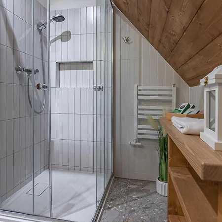 Akor House W Zebie *